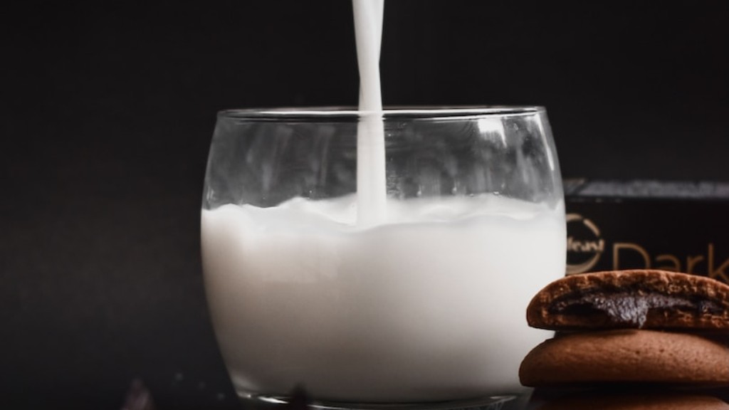 Hoe maak je de helft en de helft van rauwe melk